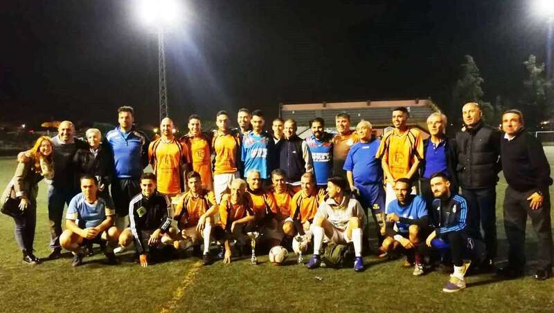 Los dos equipos posan de forma conjunta (Foto TA)